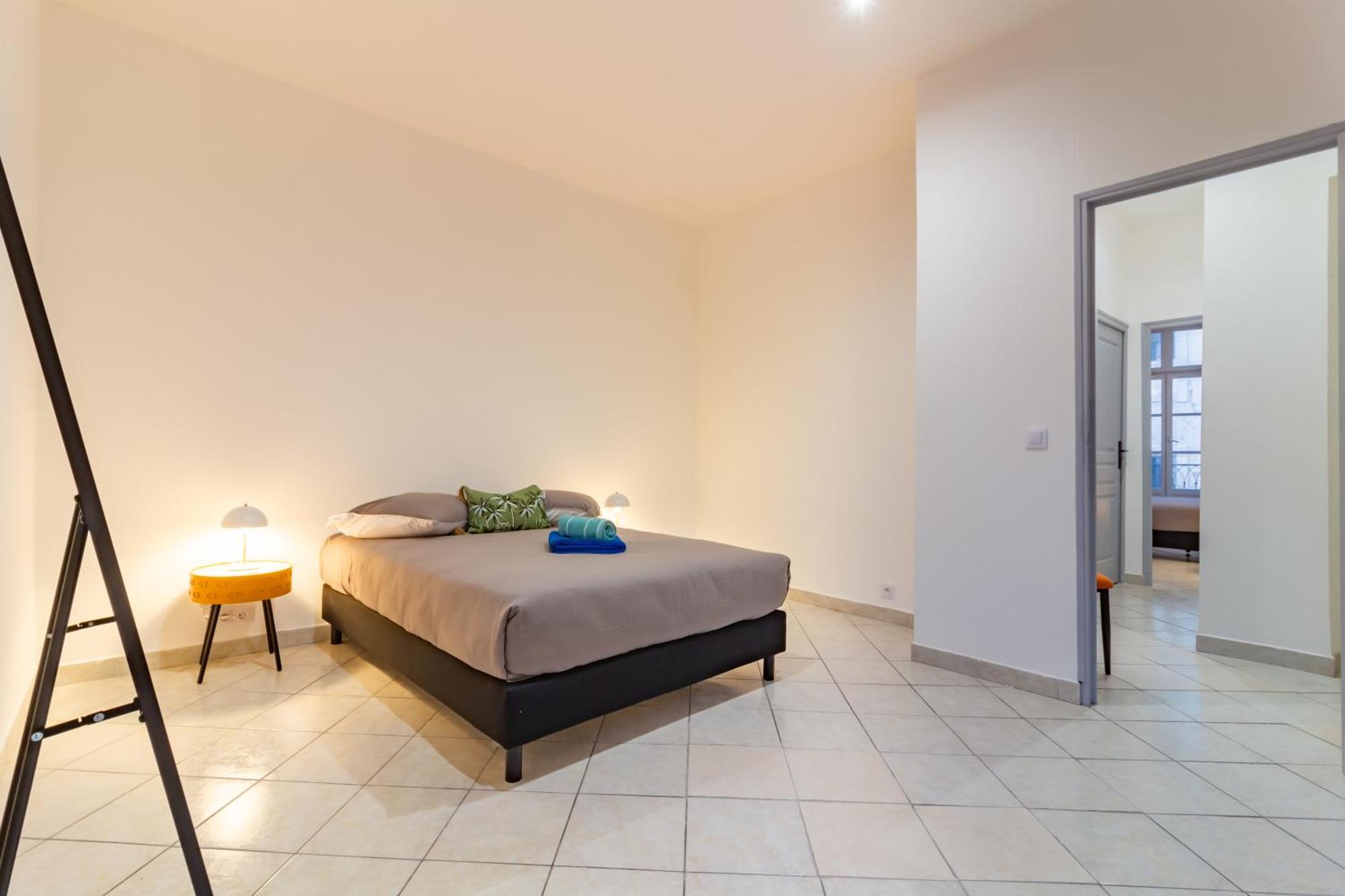 Spacieux Appartement En Plein Coeur De เบซิเยร์ ภายนอก รูปภาพ