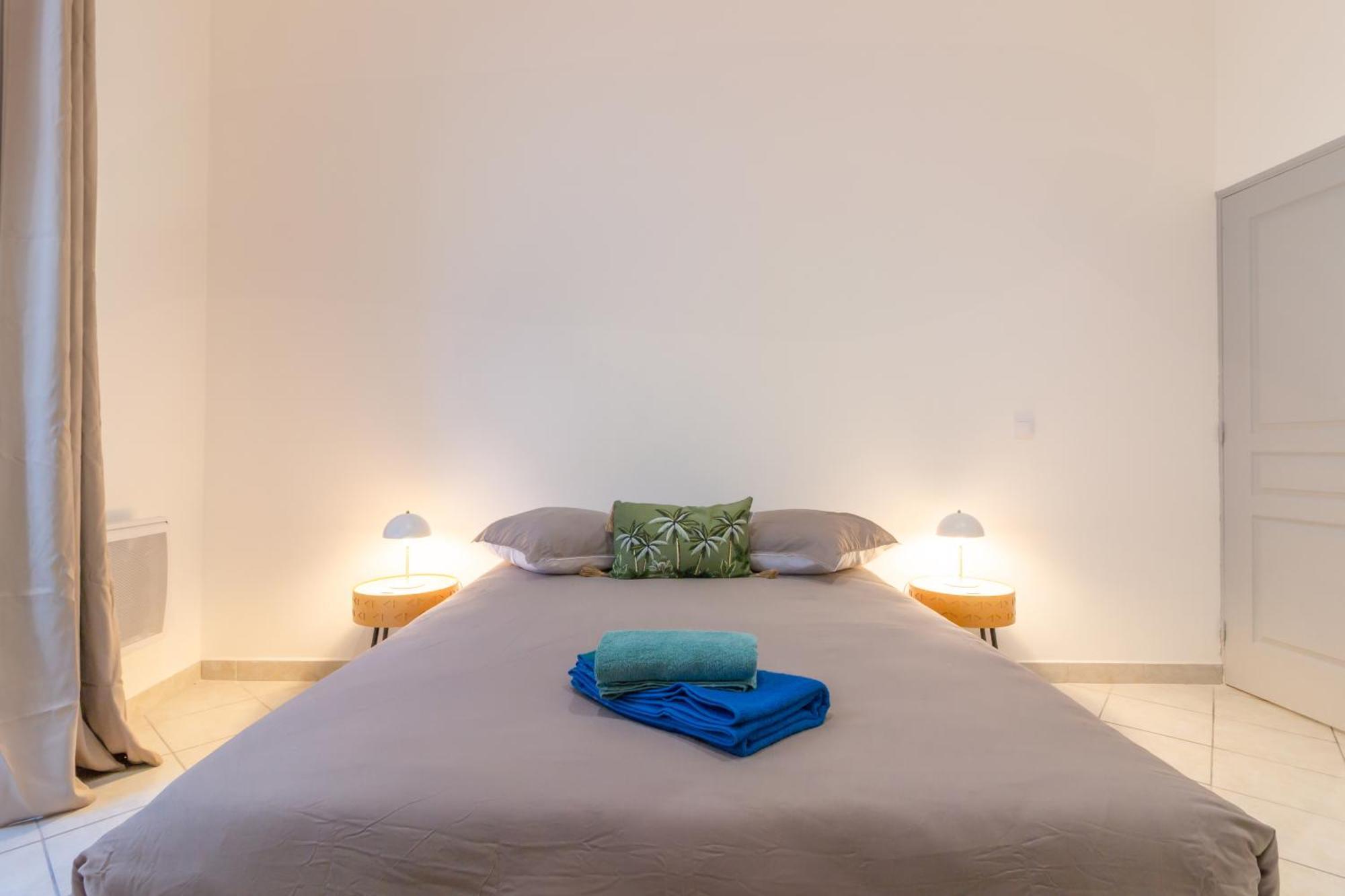 Spacieux Appartement En Plein Coeur De เบซิเยร์ ภายนอก รูปภาพ